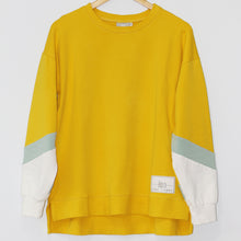 Load image into Gallery viewer, Piopio Sweat Top front view in beeswax/matcha/chalk

